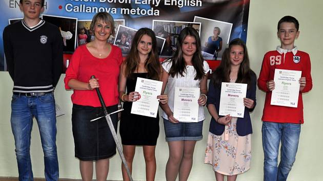 Šest žáků ze Vsetína úspěšně zvládla zkoušky z anglického jazyka Cambridge Young Learners English, ve čtvtek 6. června 2013 byli pasováni na rytíře a dámy Cambridge.