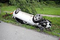 Řidič BMW u Velkých Karlovic narazil do stromu a převrátil auto na střechu; sobota 5. srpna 2023