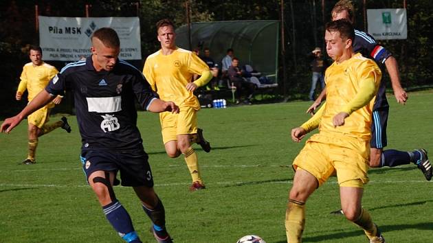 Fotbalisté Velkých Karlovic+Karolinky (žluté dresy) doma remízhovali s Lískovcem 2:2. 