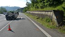 Řidička z Valašského Meziříčí převrátila svoje auto na střechu. Za havárii může hmyz, který ženě vletěl do auta a po kterém se ohnala.