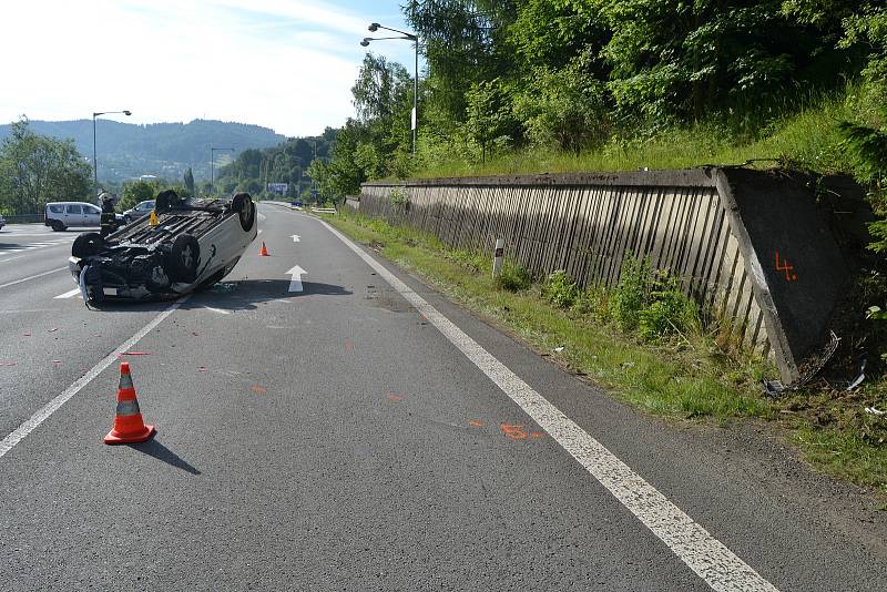 Řidička z Valašského Meziříčí převrátila svoje auto na střechu. Za havárii může hmyz, který ženě vletěl do auta a po kterém se ohnala.