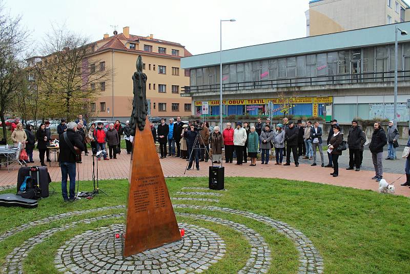 Desítky lidí si u příležitosti Dne boje za svobodu a demokracii připomněly historicky významný den. U památníku obětem totality v Panské zahradě ve Vsetíně zavzpomínala na listopadové události zástupci města a Blanka Andělová ze Svazu bojovníků za svobodu