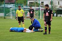 Fotbalisté Vigantic (v modrém) slavili i bez své největší hvězdy výhru 1:0.