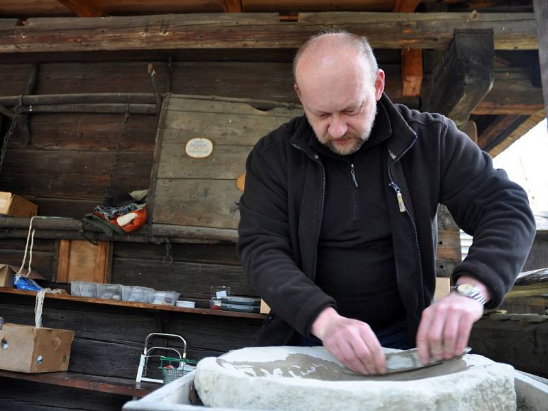 Výrobce tradičních kamenných brousků Jaroslav Sucháček mladší ze Lhoty u Vsetína ve Valašském muzeu v přírodě v Rožnově pod Radhoštěm.