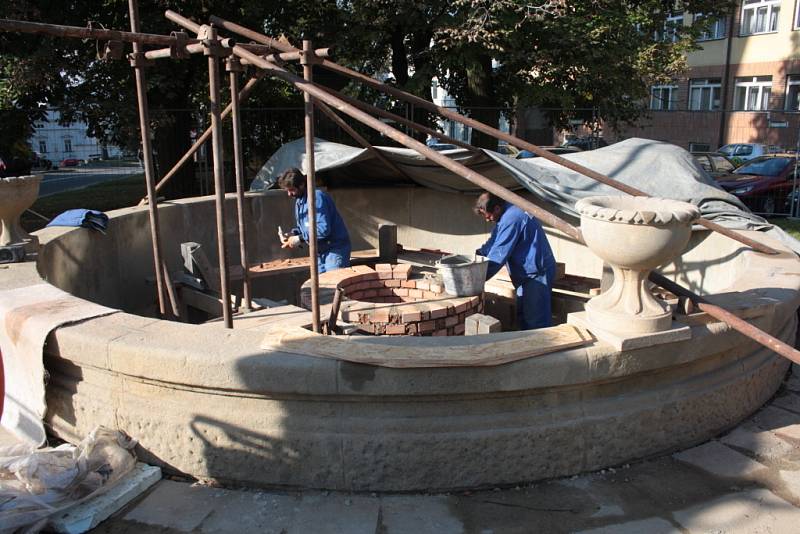 Restaurátoři opravují historickou kašnu na Horním náměstí ve Vsetíně.