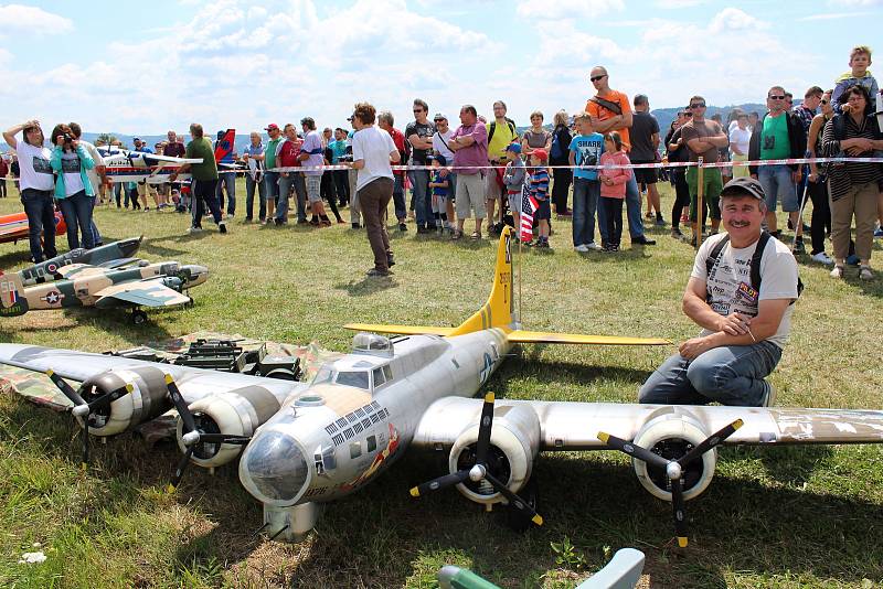 Na druhý ročník Aviatického dne, který se konal v sobotu 15. července v Poličné, dorazily tisíce lidí. Hvězdou programu byl akrobatický pilot Martin Šonka. Při jeho letecké show se divákům tajil dech.