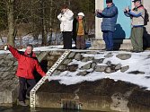 Organizátoři z Klubu českých turistů uspořádali v sobotu slavnostní odběr vody z karolinské přehrady Stanovnice.