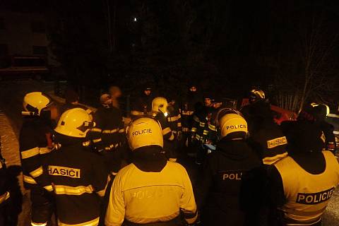 Hasiči a policisté pátrají v noci na sobotu 28. ledna 2023 po mladé ženě v okolí Valašských Příkazů.