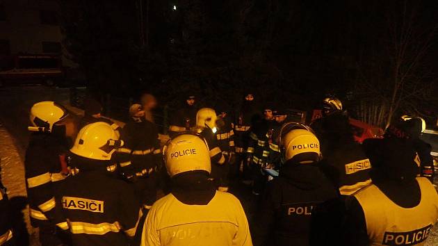 Hasiči a policisté pátrají v noci na sobotu 28. ledna 2023 po mladé ženě v okolí Valašských Příkazů.