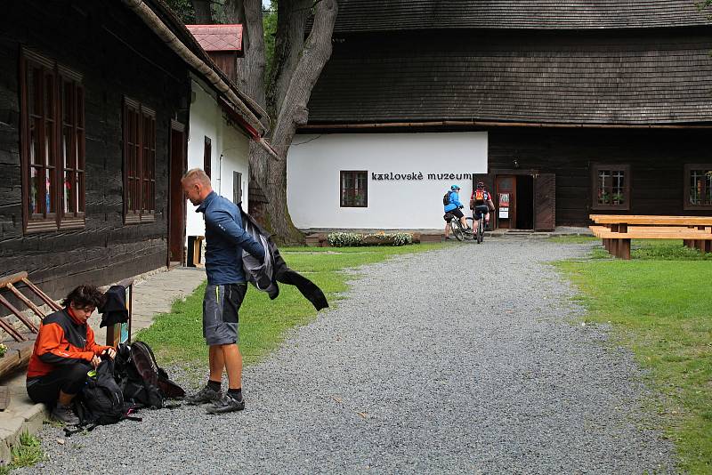 Velké Karlovice se těší velké oblibě turistů. Výjimkou nebyl ani poslední prázdninový týden roku 2020.