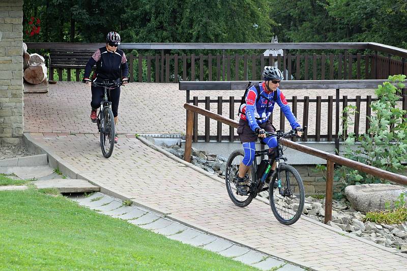 Velké Karlovice se těší velké oblibě turistů. Výjimkou nebyl ani poslední prázdninový týden roku 2020. Zvonice Soláň leží poblíž hranic katastru Karlovic a je důležitou křižovatkou turistiky i místem kulturního dění.