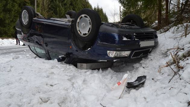 Ve Stanovnici se převrátila octavia, zasahovali hasiči