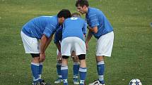 Kelčští kanárci (modré dresy) se s letošním rokem rozloučili vítězně. V posledním zápase porazili Březnici 1:0 a na jaře budou útočit na postup. 