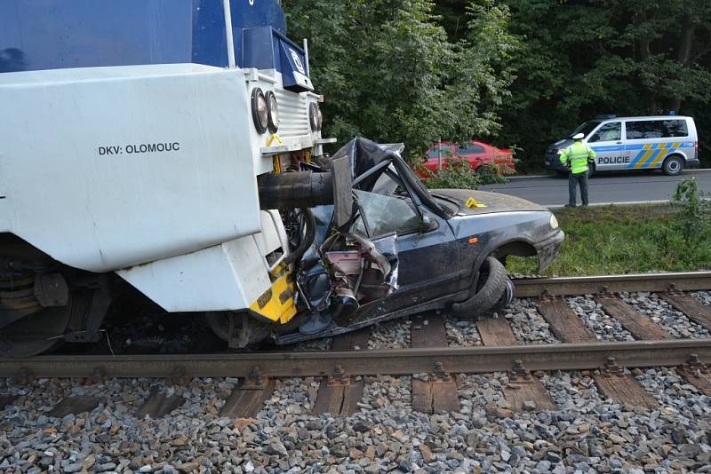 Havarované auto smetl projíždějící vlak.