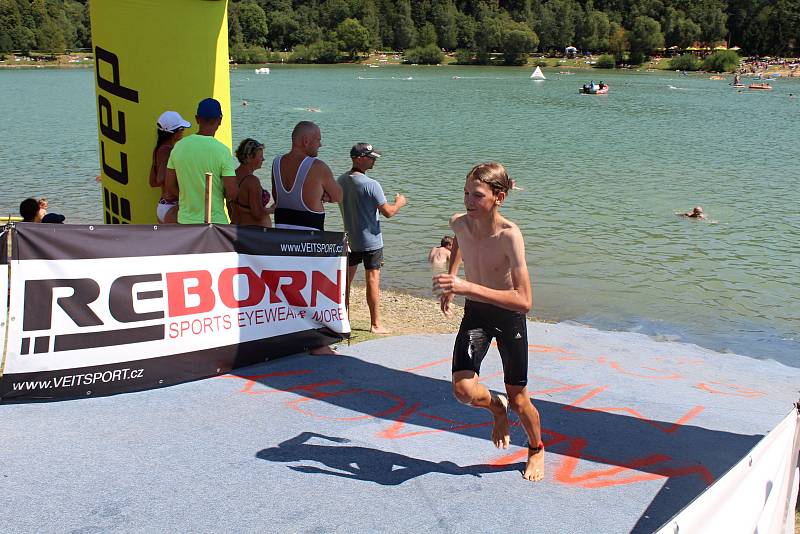 Osmý ročník triatlonového závodu Valachy Man 2018 se uskutečnil v pátek 3. srpna v Novém Hrozenkově u vodní nádrže Balaton. Na snímcích start hlavního závodu.