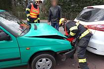 Záchranáři zasahují ve čtvrtek 30. března 2023 u nehody dvou osobních vozů ve Vsetínské ulici ve Valašském Meziříčí.