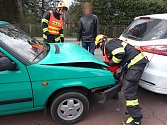 Záchranáři zasahují ve čtvrtek 30. března 2023 u nehody dvou osobních vozů ve Vsetínské ulici ve Valašském Meziříčí.