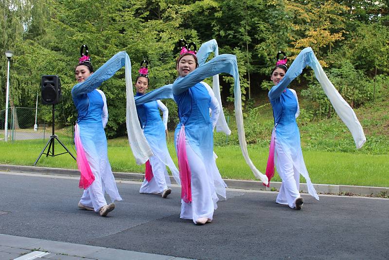 49. Liptálské slavnosti. Tanečníci z čínského souboru Regina Dance Group