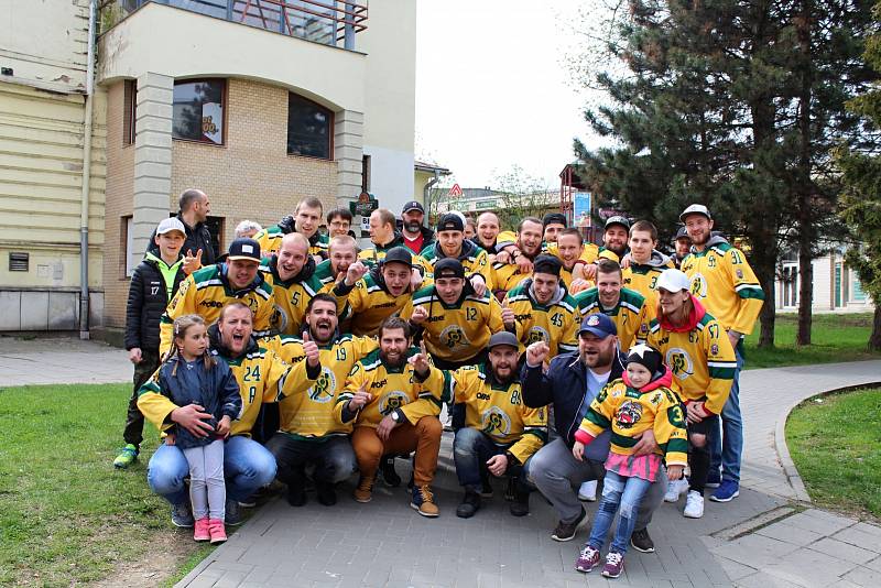 Před vsetínskou radnicí se v sobotu odpoledne sešly žlutozelené davy hokejových fandů, aby oslavily obrovský úspěch vsetínských hokejistů, kteří si čtvrteční výhrou nad Jabloncem zajistili postup do první ligy. Tým vítězů svým fanouškům vyjádřil díky za n