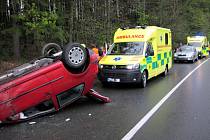 Záchranáři likvidují v pátek 3. května 2019 odpoledne následky dopravní nehody osobního vozu Volkswagen u Branek na Valašskomeziříčísku.