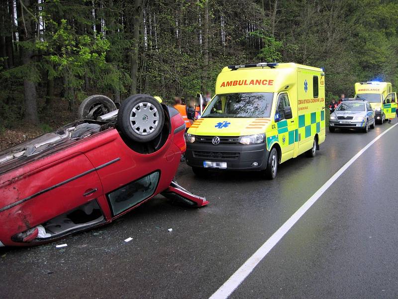 Záchranáři likvidují v pátek 3. května 2019 odpoledne následky dopravní nehody osobního vozu Volkswagen u Branek na Valašskomeziříčísku.