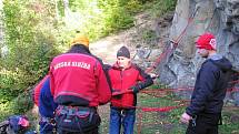 Záchranáři z Horské Služby Beskydy trénují horolezeckou techniku na Valově skále u Vsetína