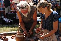 Návštěvníci Kelečských slavností 2019 si mohli vyzkoušet i práci na hrnčířském kruhu. (sobota 29. června 2019)