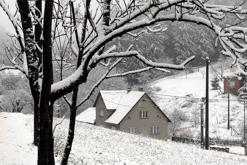 První sníh na silnici na kopci Sirákov nad obcí Liptál.