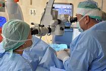 Oční chirurgové ve vsetínské nemocnici umožňují pacientům vidět i na střední vzdálenost bez brýlí.