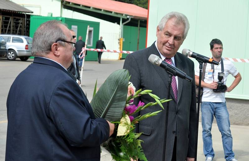 Prezident republiky Miloš Zeman na návštěvě firmy Kovar v Leskovci na Vsetínsku. Miloš Zeman při proslovu k zaměstnancům firmy Kovar.
