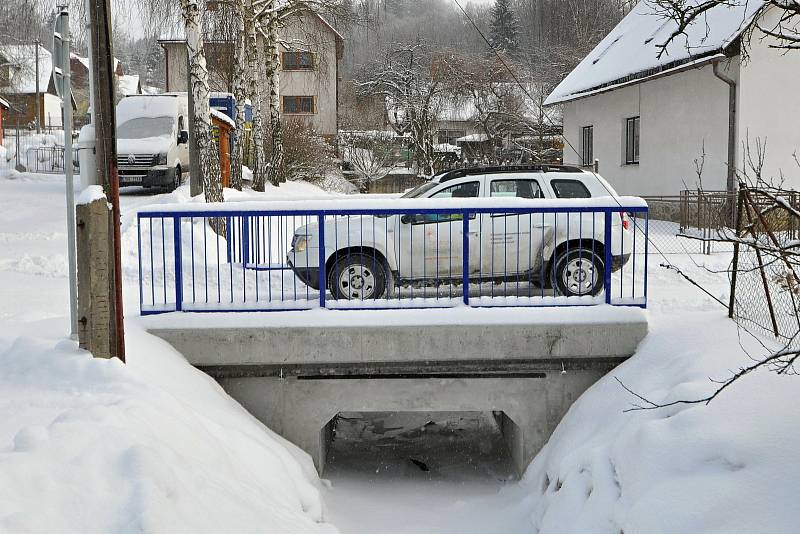 Prlov - původní nevyhovující propustek nedaleko obecního úřadu nahradil vloni nový most.