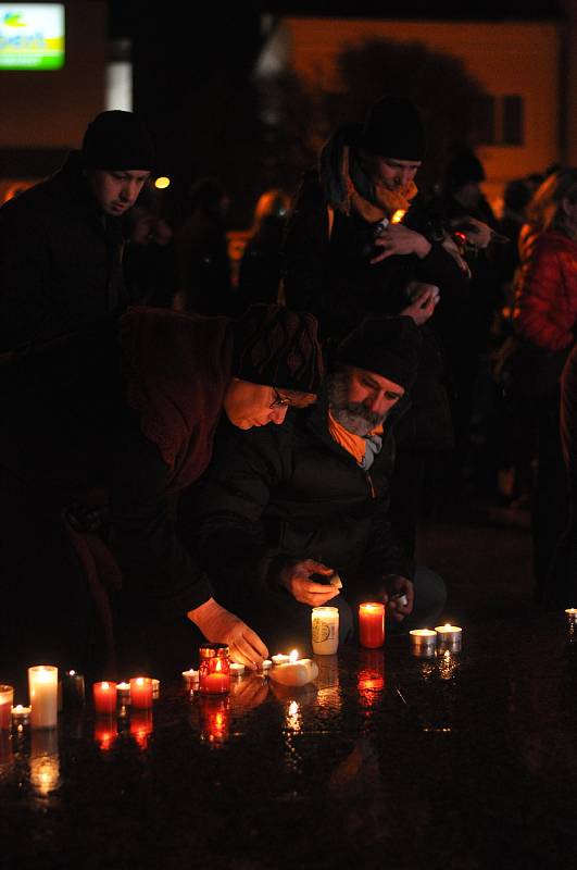 Na Masarykově náměstí v Rožnově pod Radhoštěm se v sobotu 26. února 2022 sešlo na 250 lidí. Přišli vyjádřit solidaritu s Ukrajinou. Zapálili desítky svíček.