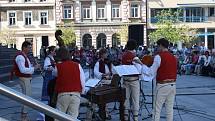 Na tradičních oslavách jara, stavění májky, vystoupily i folklorní soubory Jasénka, Malá Jasénka a Jasénčanky