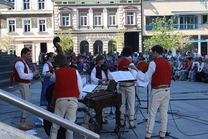 Na tradičních oslavách jara, stavění májky, vystoupily i folklorní soubory Jasénka, Malá Jasénka a Jasénčanky