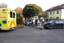 Záchranáři zasahují ve středu 12. října 2022 dopoledne u dopravní nehody dvou osobních automobilů ve Smetanově ulici ve Valašském Meziříčí.