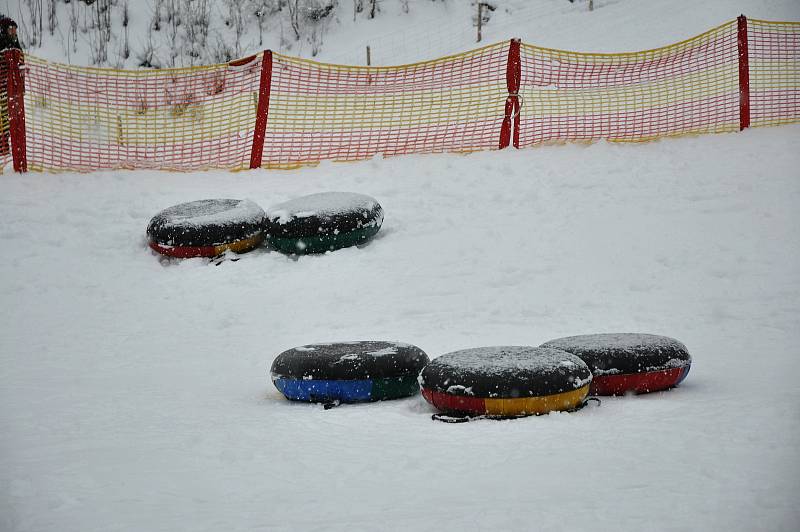 Děti si užívají zimních radovánek na snowtubingové dráze ve Ski areálu Razula ve Velkých Karlovicích.