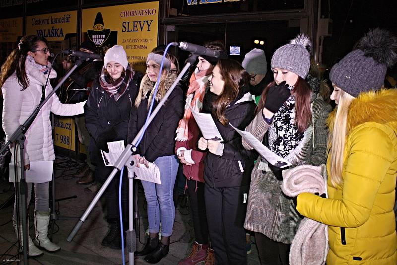 Ve Vsetíně si přišlo 11. prosince 2019 na terasu domu kultury zazpívat koledy s Deníkem na dvě stovky lidí. Hudebně doprovázela vsetínská kapela Dareband za podpory sboru ze Střední školy Kostka.