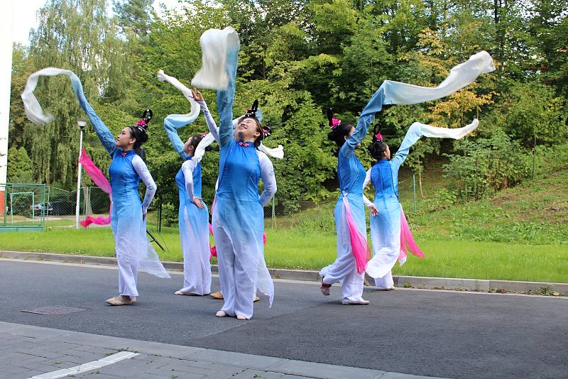 49. Liptálské slavnosti. Tanečníci z čínského souboru Regina Dance Group