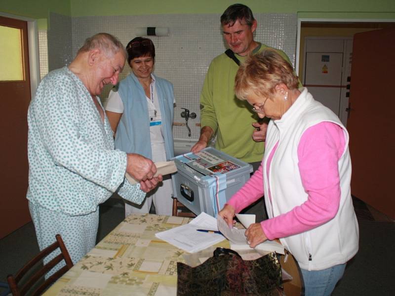 Možnost volit měli i pacienti vsetínské nemocnice.