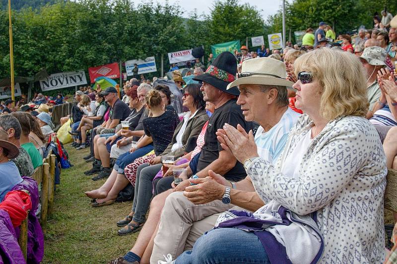 Diváci na 21. ročníku country festivalu Starý dobrý western na scéně v Letním kině v Bystřičce na Vsetínsku. Festival se konal od pátku 2. srpna do neděle 4. srpna 2019