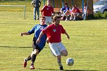 Hrachovec (červené dresy) v minulém kole vstřelil čtyři branky a v sobotu stejný počet nasázel Brumovu B (4:0). 