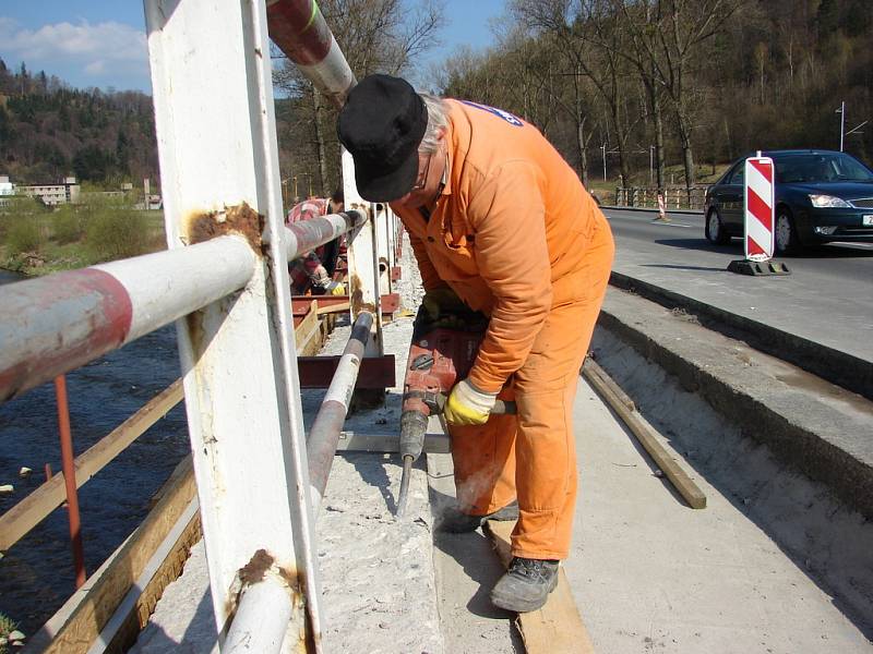 V Jarcové opravují silničáři most. Dopravu mezi Vsetíněm a Valašským Meziříčím komplikuje zúžení a snížení rychlosti na třicet kilometrů za hodinu.