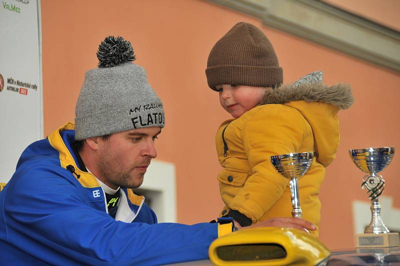 Nedělní 2. etapa 40. ročníku Valašské Rally přinesla mnoho dramatických soubojů, ze kterých nakonec vyšel vítězně Václav Pech. Druhý dojel Filip Mareš a třetí úřadující mistr Jan Kopecký.