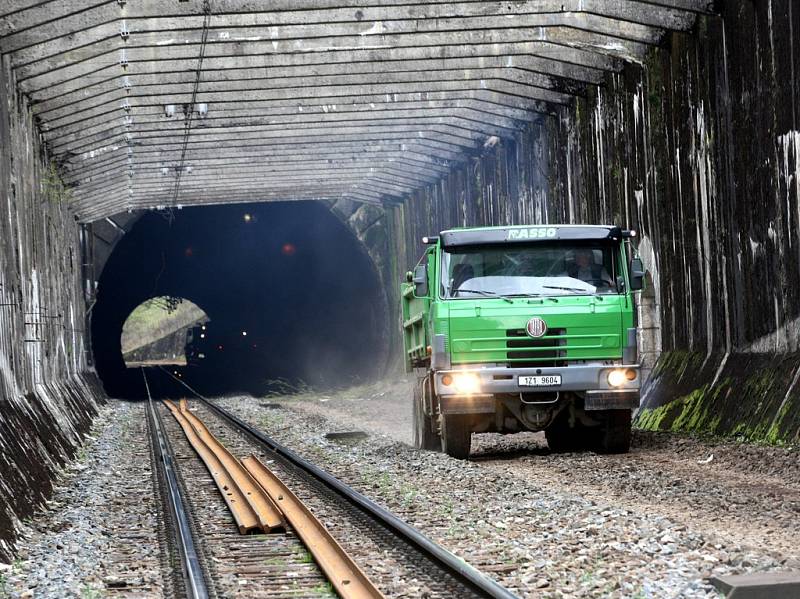 Oprava železničního tunelu ve Střelné