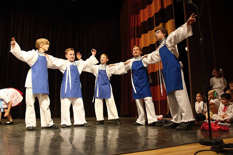 Druhý ročník přehlídky folklorních a uměleckých souborů Ondrášova valaška v Rožnově pod Radhoštěm