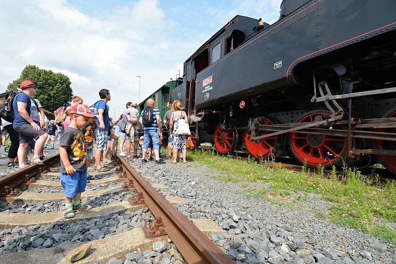 Rožnovské parní léto 2021 - jízda historickým vlakem s lokomotivou zvanou Velký býček alias Tulák v z Valašského Meziříčí do Rožnova pod Radhoštěm. sobotu 17. července