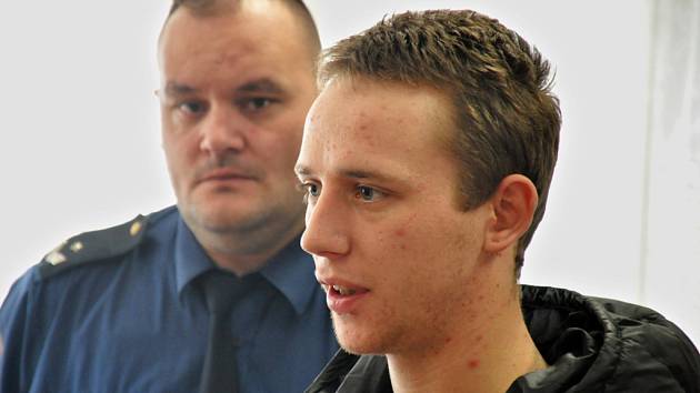 Devatenáctiletý Michal Jiráček dostal za sérii vloupání a krádeží osmnáct měsíců vězení. Soudce trest podmíněně odložil na 2 a půl roku; Vsetín, okresní soud, čtvrtek 4. dubna 2013.
