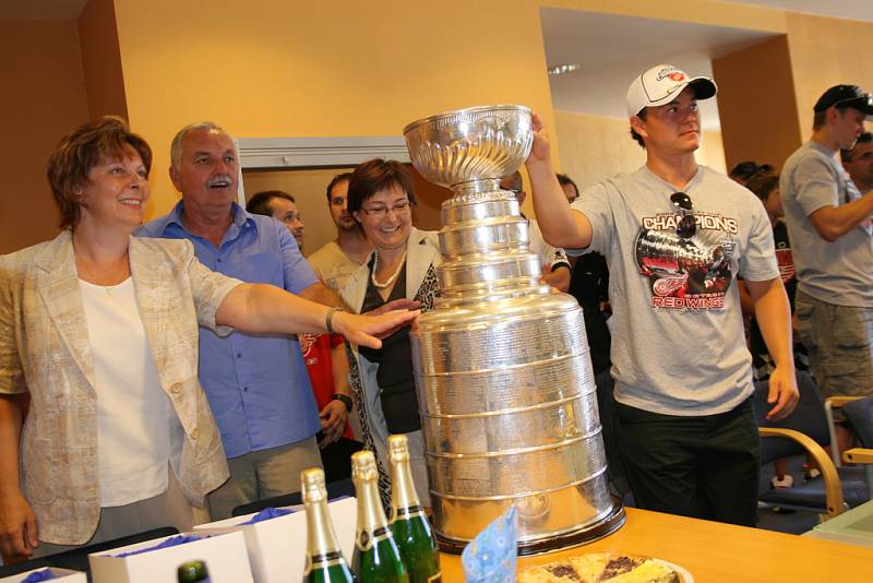 Slavnou trofej Stanley Cup přivezl ve čtvrtek do Vsetína hokejista Jiří Hudler. Na oslavě nechyběli ani Dominik Hašek a slovenský hokejový útočník Tomáš Kopecký