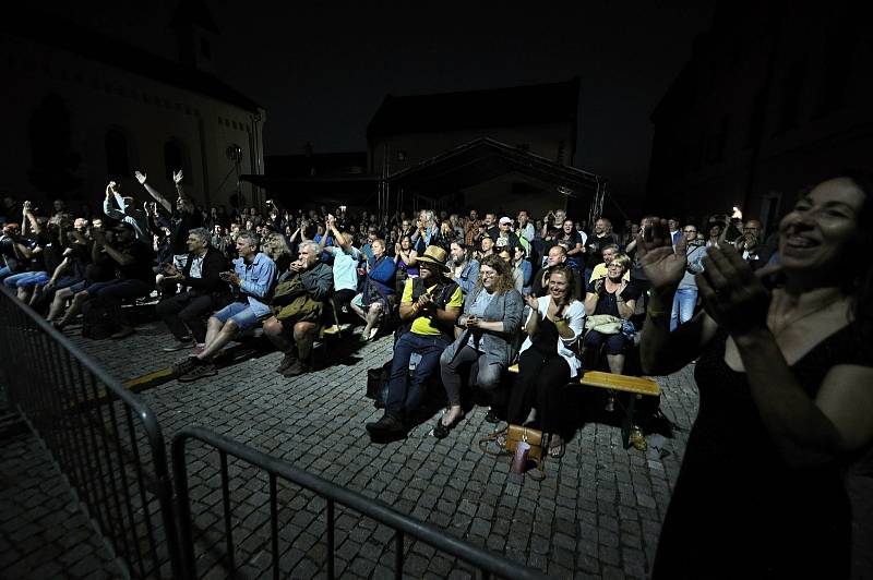 Publikum sleduje a tleská vystoupení kapely Flamengo Reunion Session na II. nádvoří zámku Žerotínů ve Valašském Meziříčí, které bylo jedním z vrcholů 39. ročníku folk-blues-beat festivalu Valašský špalíček; sobota 26. června 2021