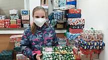 V letošní akci Krabice od bot, kterou na Valašsku organizuje vsetínská Diakonie, se podařilo nashromáždit na čtyři sta vánočních dárků. Dostanou je děti v azylových či dětských domovech napříč Zlínským krajem.